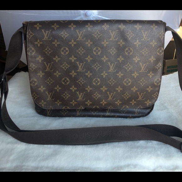 **SOLD** Authentic LV Beaubourg MM Messenger - Picture 2 of 8